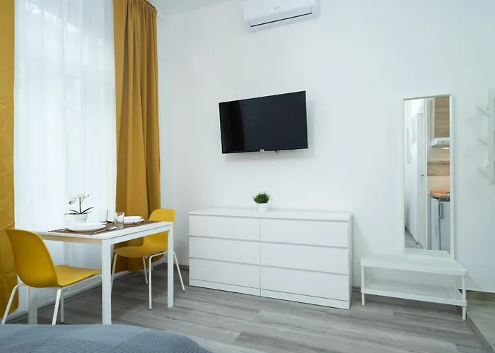 Lovely At Location בודפשט