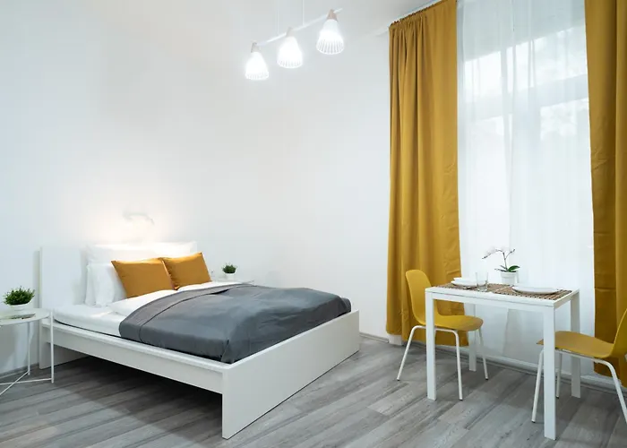 Lovely At Location * בודפשט